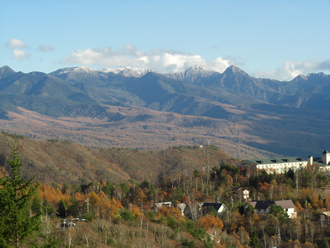 八ヶ岳連峰の初冠雪と紅葉の写真
